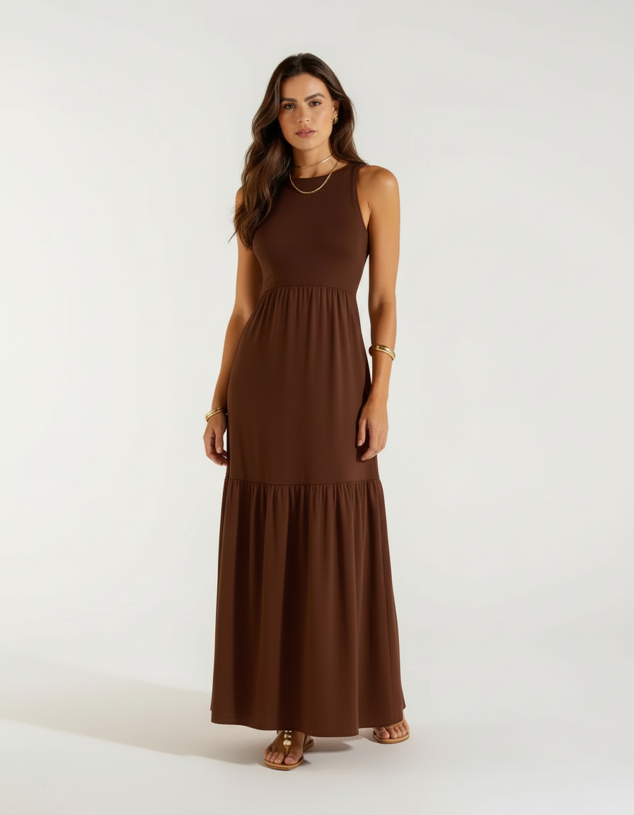 Mulher com vestido longo marrom chocolate com saia rodada e sandália bege rasteira