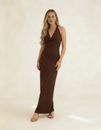 Mulher de corpo inteiro com vestido longo marrom halter decote cowl e sandália dourada