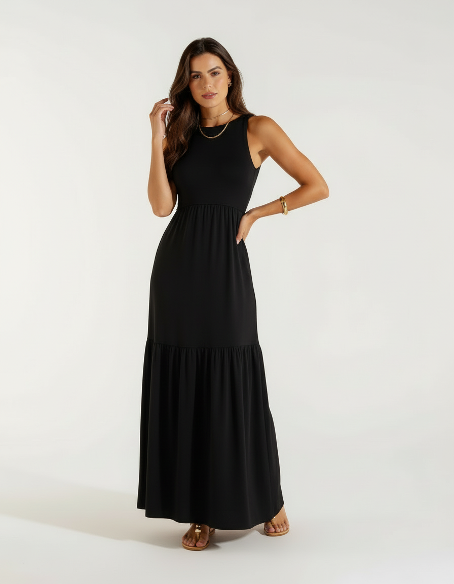 Mulher de frente com vestido longo preto com saia rodada e sandália bege rasteira